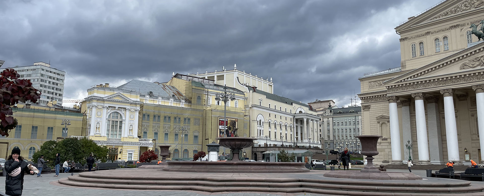Окраска фасада здания Российского академического молодежного театра